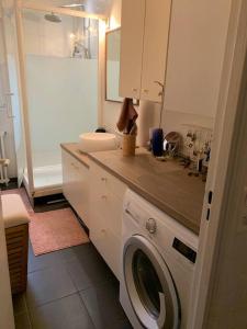 - un lave-linge dans la cuisine équipée d'un évier dans l'établissement Appartement calme - Parking - Métro, à Ivry-sur-Seine