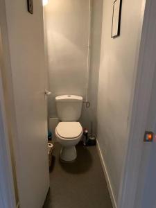 - une petite salle de bains avec toilettes dans une cabine dans l'établissement Appartement calme - Parking - Métro, à Ivry-sur-Seine