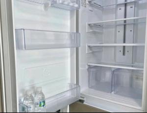 - un réfrigérateur ouvert avec des bouteilles d'eau dans l'établissement feel at home, à Daegu