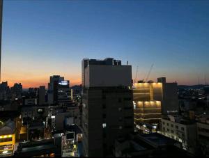 vista para o horizonte da cidade ao pôr-do-sol em feel at home em Daegu