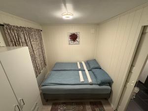 Cette petite chambre comprend un lit d'angle. dans l'établissement Strandveien 71, à Skjervøy