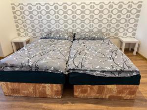 łóżko z niebieską kołdrą i poduszkami w obiekcie Penzion Sokolov w mieście Sokolov