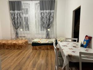 Pokój ze stołem, łóżkiem i oknem w obiekcie Penzion Sokolov w mieście Sokolov