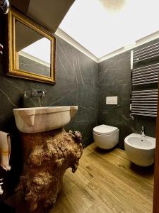 La salle de bains est pourvue d'un lavabo et de toilettes. dans l'établissement PESCULUM nel borgo, à Pescocostanzo