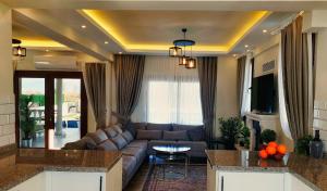 ein Wohnzimmer mit einem Sofa und einem Tisch in der Unterkunft Villa Vanilya in Dalyan