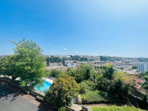 een uitzicht over een zwembad met bomen bij Le Rétro - Splendide appartement in Poitiers