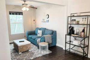 ein Wohnzimmer mit einem blauen Sofa und einem Tisch in der Unterkunft Quiet, Cozy Guesthouse with privacy in Manvel