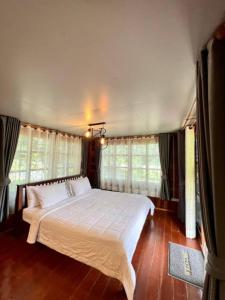 - une chambre avec un grand lit blanc et des fenêtres dans l'établissement Lay Back Villa Wooden House AC Hot shower High Speed Internet, à Krabi