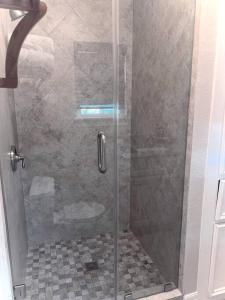eine Dusche mit Glastür im Bad in der Unterkunft Quiet, Cozy Guesthouse with privacy in Manvel