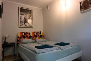 małą sypialnię z łóżkiem w pokoju w obiekcie Pepe Hostel w Warszawie