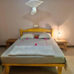 Un dormitorio con una cama grande con flores. en Les Filaos-Villa entre fleuve saloum et ocean, en Palmarin