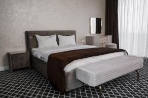 1 dormitorio con 1 cama grande en una habitación en Time Hotel&SPA, en Chişinău