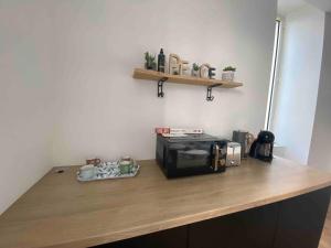 a counter with a toaster on top of a table at Casa Cosy in Angers +4 photos