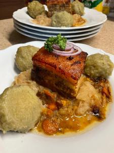 un plato de comida con carne y patatas en una mesa en Wellness penzion Harmonie Rohanov, en Prachatice