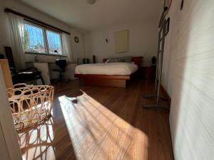 The Comfy Apartment في Ponte Capriasca: غرفة نوم بسرير وطاولة ونافذة