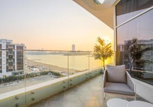 Habitación con balcón con vistas al océano. en New Arabian MINA By Azizi With Private Beach & Sea View 606, en Dubái
