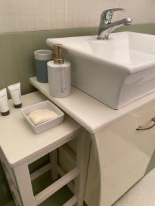 a bathroom with a sink and a white counter at Thalassa in Monodhéndrion
