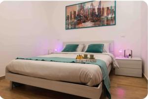 - une chambre dotée d'un grand lit avec des lumières violettes dans l'établissement Urban loft - Purple loft, à Turin