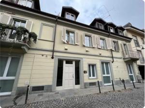 un bâtiment blanc avec une porte dans une rue dans l'établissement Urban loft - Purple loft, à Turin