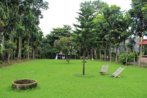 Garður fyrir utan Chitwan Forest Resort , Chitwan National Park