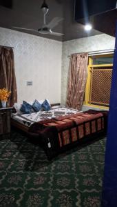 1 dormitorio con 1 cama en una habitación en Luminaire Homestay, en Srinagar