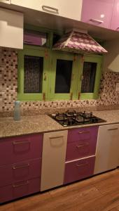 uma cozinha com uma cozinha de brincar com um fogão em Luminaire Homestay em Srinagar