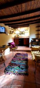 sala de estar con alfombra en el suelo en Adobe Getaway with 'private plunge pool', en Viñuela