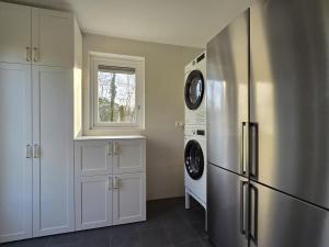 A kitchen or kitchenette at Natuurvilla De Heerlickheyt