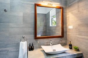 a bathroom with a sink and a mirror at Villa Ceylanka in Talpe