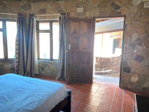 um quarto com uma cama e um espelho em Lovely house on 4 hectares in John Galt Village - 2011 em Nyanga