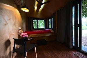 Postel nebo postele na pokoji v ubytování Tenpy Tiny Enchanting Tintin at Sheilma Farm, NCR