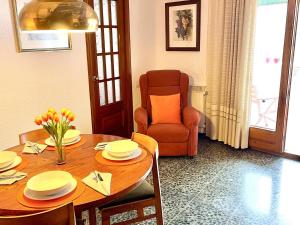 a dining room with a table and a chair at APARTBEACH CASA ALFORJA con VISTAS in Alforja