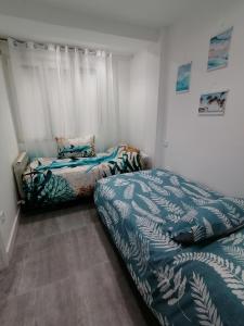a bedroom with two beds in a room at Fantástico Piso Turquesa in Valladolid