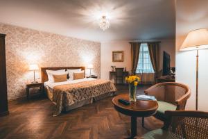 pokój hotelowy z łóżkiem i stołem w obiekcie Appia Hotel Residences w Pradze
