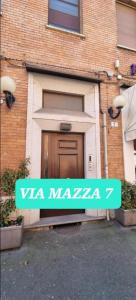 una puerta de garaje con un cartel delante en Via Creti & Via Mazza Rooms en Bolonia