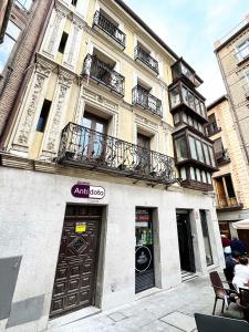 a building with a sign on the side of it at Antídoto Rooms Zocodover in Toledo