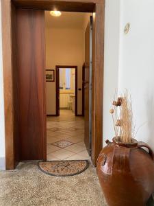 a large vase sitting on the floor in a hallway at Appartamento Forte Malatesta in Ascoli Piceno