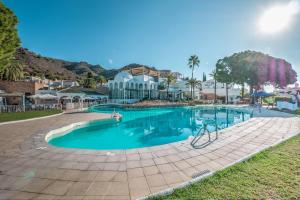 Bazén v ubytovaní Newly renovated apartment in Nerja with huge pool alebo v jeho blízkosti