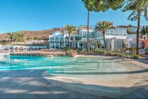 Bazén v ubytovaní Newly renovated apartment in Nerja with huge pool alebo v jeho blízkosti