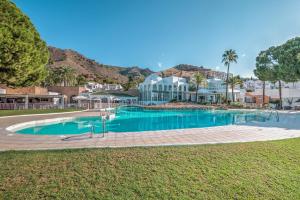 Bazén v ubytovaní Newly renovated apartment in Nerja with huge pool alebo v jeho blízkosti