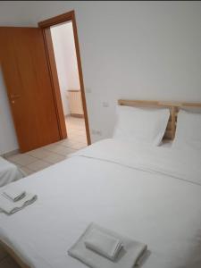 A bed or beds in a room at Bolognina Apartments