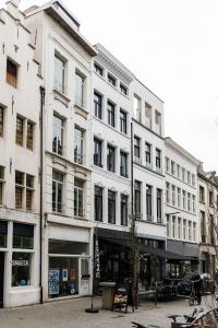 un grupo de edificios altos en una calle de la ciudad en Gorgeous getaway in the old city centre of Antwerp, en Amberes