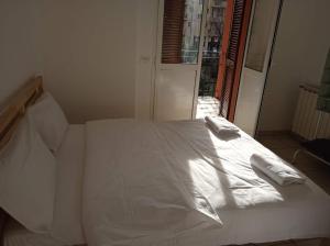 A bed or beds in a room at Bolognina Apartments