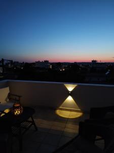 nocny widok na patio z oświetleniem na dachu w obiekcie Vasiliki house 1 w mieście Vartholomión