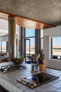 una cocina con estufa y encimera en Desert Wonder, en Swakopmund