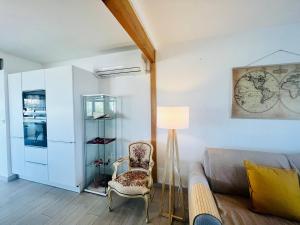 un soggiorno con divano e sedia di Le Cottage - Jolie Maison à Buxerolles a Buxerolles