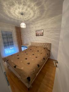 une chambre avec un lit dans une pièce dans l'établissement Z&G apartman, à Bijeljina