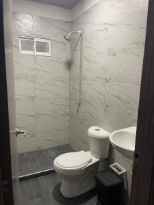 La salle de bains est pourvue de toilettes et d'un lavabo. dans l'établissement Hostal el ebenezeer, à Santa Marta
