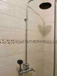 eine Dusche mit Glastür im Bad in der Unterkunft Appartement accueillant aux portes de Paris in Bobigny