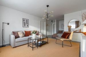 Affordable studio in trendy SoFo, construction work休息區